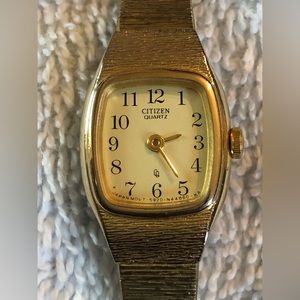 (949)Vintage Citizen Ladies Quartz Watch Champagne Dial w/ Gold Tone Bezel